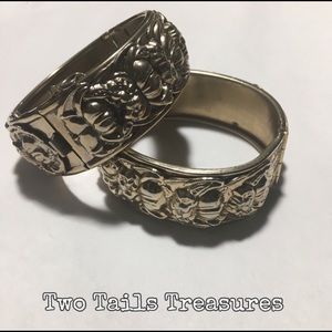 🌟RARE🌟Unsigned Coro Repousse Hinged Bracelet